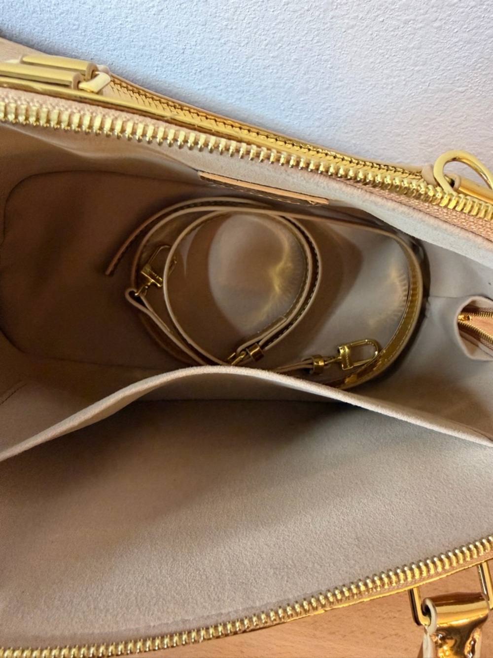 Limited Edition LV antique Gold Monogram Miroir Alma GM Bag vernis - Picture 7 of 8